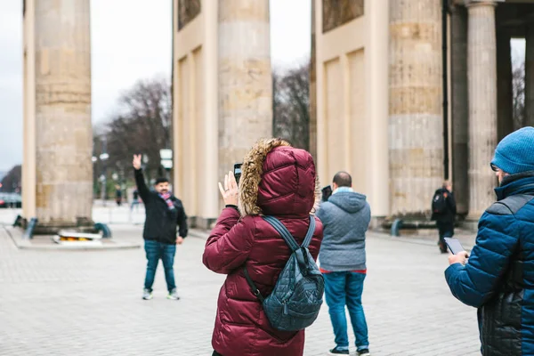 Berlín, Německo 15 února 2018: turisté u Braniborské brány. Turisté nebo skupina lidí si odpočinout v historickém centru v Berlíně. — Stock fotografie