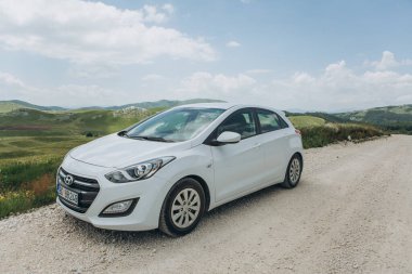 Beyaz modern Hyundai i30 arabası