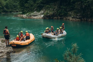 İnsanlar Tara Nehri 'nde rafting yapıyor.