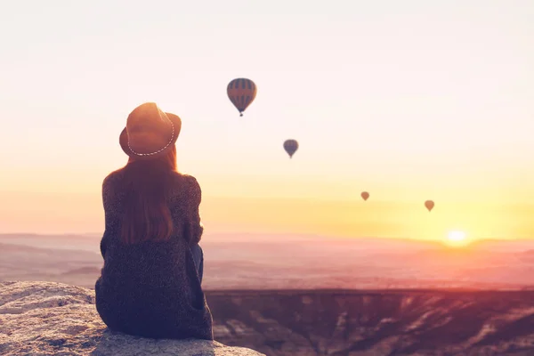 Vrouw bewondert vliegende ballonnen — Stockfoto