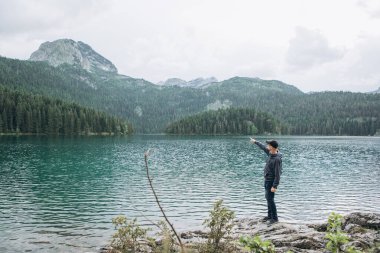 Göl kenarında turist ya da gezgin.