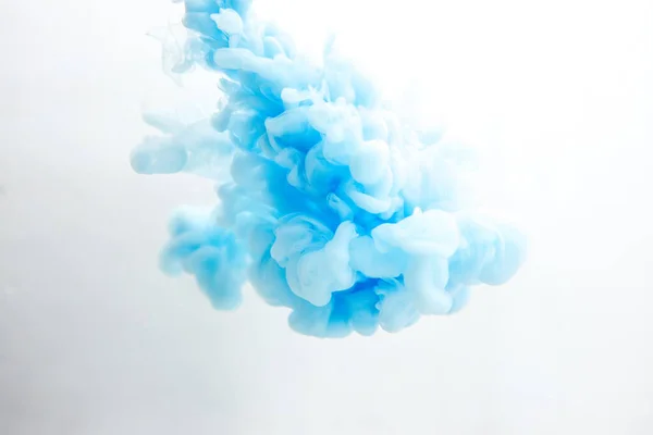 Абстрактные синие чернила в воде — стоковое фото