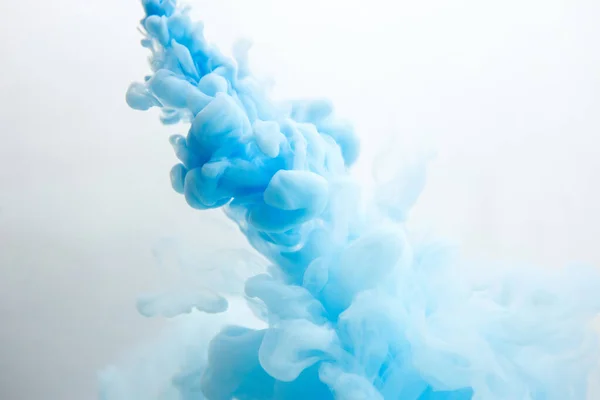 Абстрактные синие чернила в воде — стоковое фото