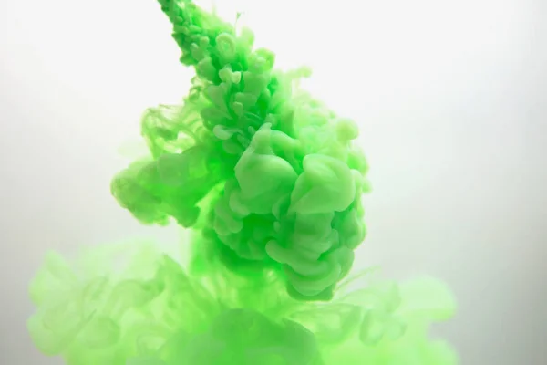 Tinta verde abstracta en agua — Foto de Stock
