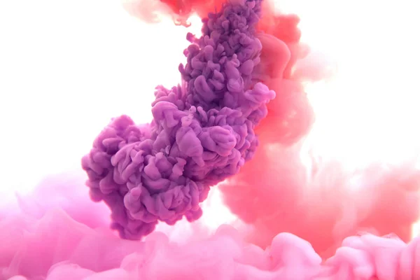 Mistura de tinta vermelha e violeta em água — Fotografia de Stock
