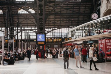 İçişleri ve Milano 'daki tren istasyonunda bir sürü insan.