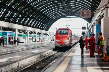 Hızlı, modern banliyö treni.