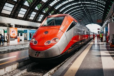 Hızlı, modern banliyö treni.