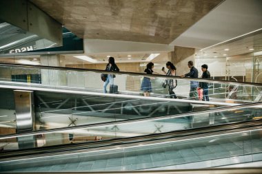 Milano 'daki tren istasyonunda bir sürü insan yürüyen merdiveni kullanıyor..