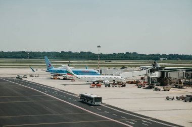 Milano 'daki Malpensa Havalimanı' nda uçaklar ve mimari
