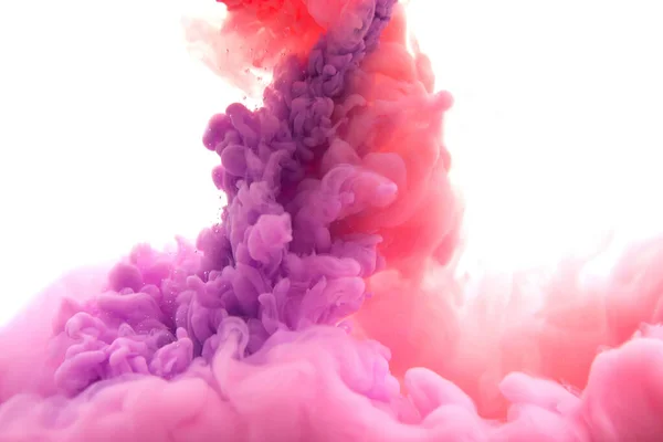 Mistura de tinta vermelha e violeta em água — Fotografia de Stock