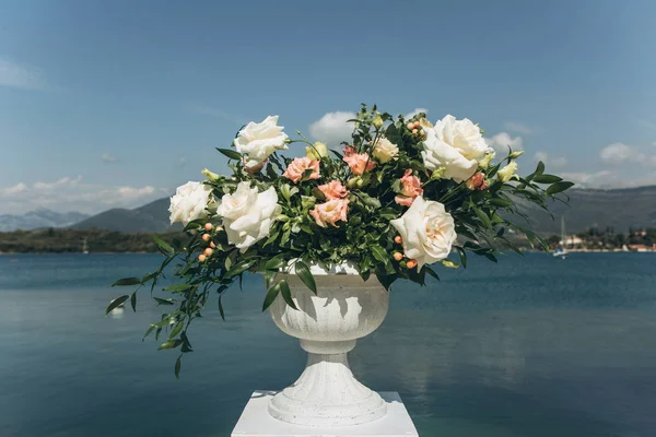Un ramo de flores blancas y rosas — Foto de Stock