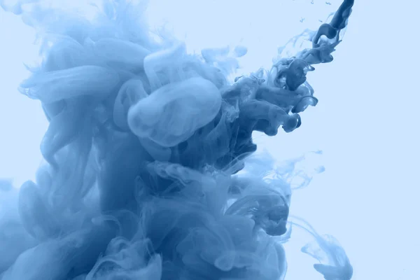 Tinta en agua en un color azul clásico —  Fotos de Stock
