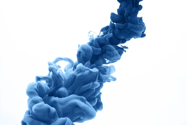 Inkt in water in een klassieke blauwe kleur — Stockfoto