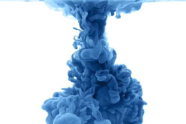 Tinta na água em uma cor azul clássico — Fotografia de Stock
