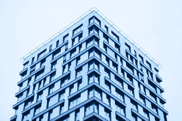 Un edificio residencial en color azul — Foto de Stock