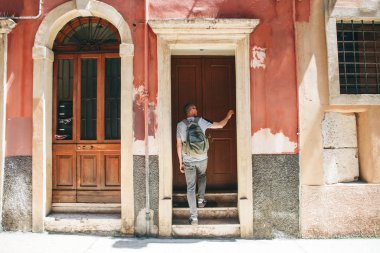 Bir turist dahili telefonu arar.