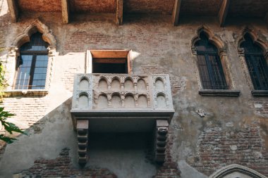 Romeo ve Juliet 'in balkonunda. Verona.