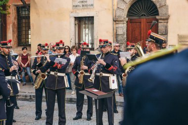 İtalya, Verona, 31 Mayıs 2019: Bir sokak performansında trompet çalan bir askeri trompetçi orkestrası