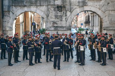 İtalya, Verona, 31 Mayıs 2019: Bir sokak performansında trompet çalan bir askeri trompetçi orkestrası