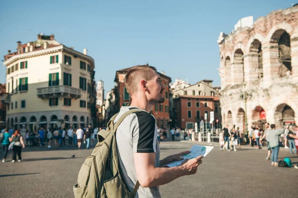 Άνδρας τουρίστας ψάχνει ένα χάρτη — Φωτογραφία Αρχείου