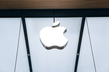 Türkiye, İstanbul, 17 Aralık 2019: Apple mağazasının girişinde Apple şirket logosu