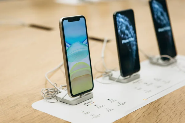 Турция, Стамбул, 17 декабря 2019 года: новейший современный iPhone 11 и близлежащий iPhone 11 Pro подряд в Apple Store — стоковое фото