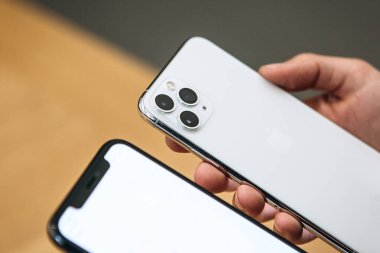 Türkiye, İstanbul, 17 Aralık 2019: En fazla 2 yeni iPhone 11 tutuluyor. Biri arka tarafta üç kamera ve diğeri de telefonun önünde.