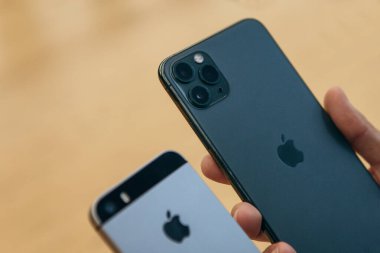 Türkiye, İstanbul, 17 Aralık 2019: Bir kişi kamerayı eski bir iPhone ve en yeni modern iPhone 11 'i maksimum güvenlikli olarak karşılaştırıyor