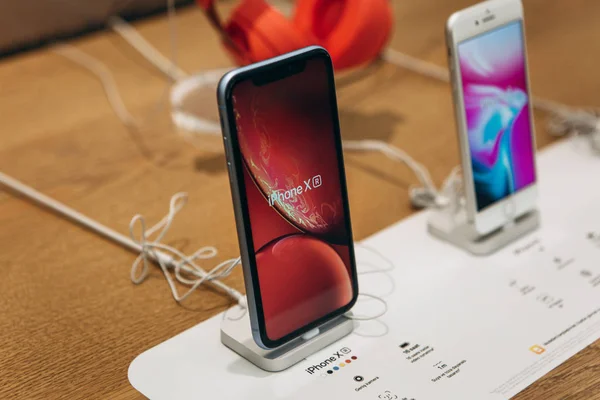 Turquía, Estambul, 17 de diciembre de 2019: Los teléfonos modernos son el iPhone X y el iPhone 8 cercano en Apple Store — Foto de Stock