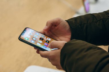 İstanbul, 17 Aralık 2019: Kişi yeni iPhone 11 serisini kullanıyor