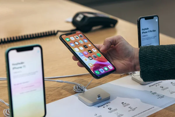 Турция, Стамбул, 17 декабря 2019 года: Покупатель выбирает новый iPhone в магазине Apple. Выбор остановился на новом iPhone 11 Pro — стоковое фото