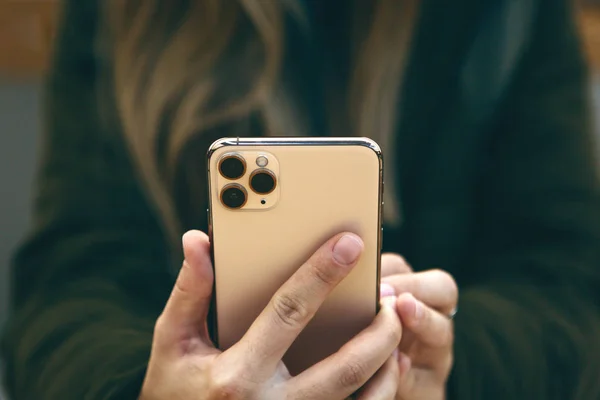 Τουρκία, Κωνσταντινούπολη, 17 Δεκεμβρίου 2019: Το κορίτσι χρησιμοποιεί το νέο σύγχρονο iphone 11 pro max με τρεις κάμερες από την Apple — Φωτογραφία Αρχείου