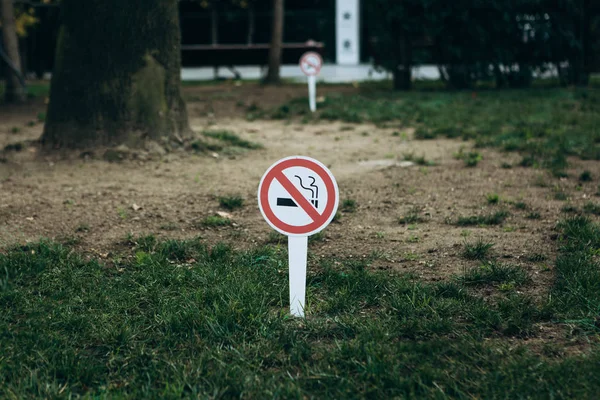 공원에서는 흡연 경고 표지판 이 없다 — 스톡 사진
