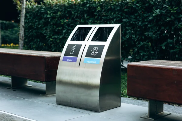 Ayrı çöp ve geri dönüşümlü atık koleksiyonu için modern çöp kutusu