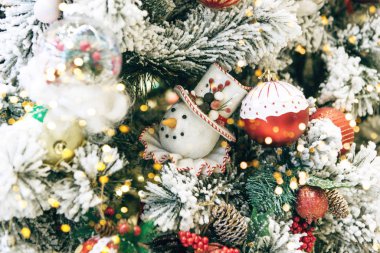 Bir kardan adamla Noel ağacı