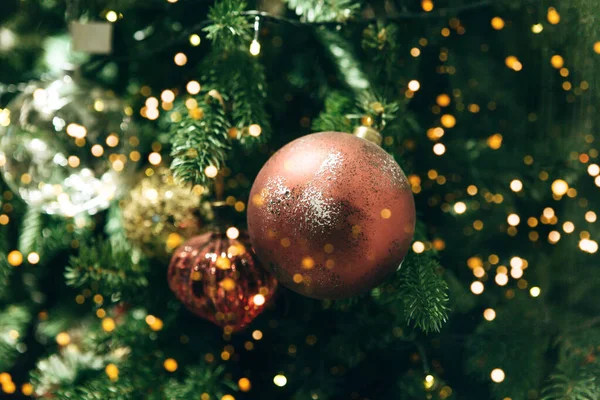 Kerstboom met veel ballen — Stockfoto