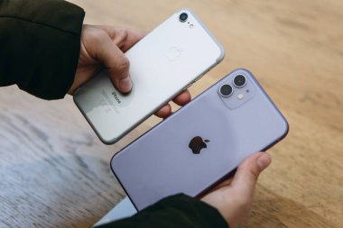 Türkiye, İstanbul, 17 Aralık 2019: Alıcı, eski iPhone 'daki kamera ile Apple mağazasındaki en son modern iPhone 11' i karşılaştırıyor.