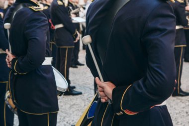 Çubuklu bir davulcunun eli