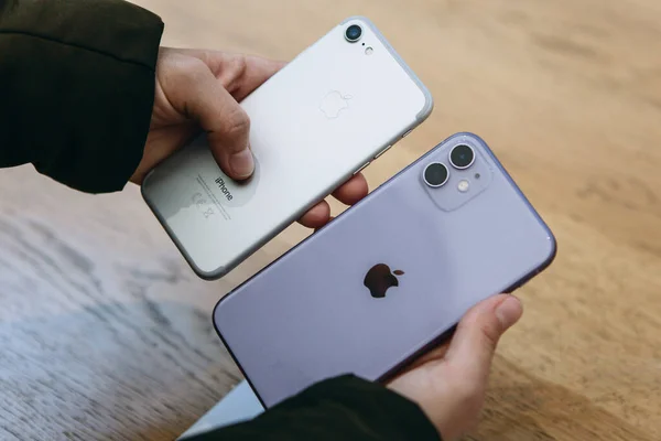 Turquía, Estambul, 17 de diciembre de 2019: El comprador compara la cámara en el iPhone antiguo y el último iPhone 11 moderno en la tienda Apple . — Foto de Stock