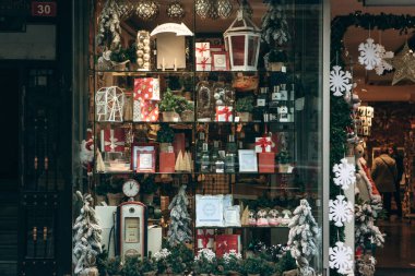 Türkiye, İstanbul, 20 Aralık 2019: Mağazanın Noel tatili boyunca dekorasyonu. Kutlama için hediyelik eşya ve hediye satan bir dükkan.