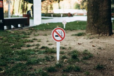 Parkta sigara içme uyarısı yok.