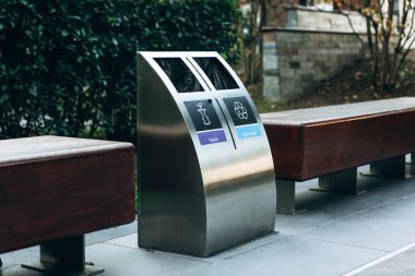 Ayrı çöp ve geri dönüşümlü atık koleksiyonu için modern çöp kutusu