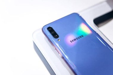 Türkiye, İstanbul, 20 Aralık 2019: Yeni modern Samsung A70 akıllı telefonunun arka kapağına yakın çekim veya arka plan görüntüsü