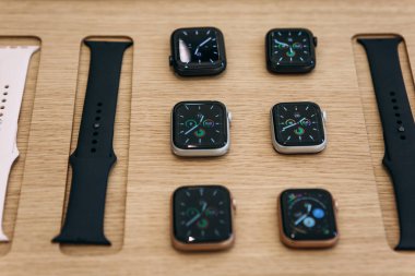 Türkiye, İstanbul, 20 Aralık 2019: Apple Watch 5 Serisi ve resmi Apple Store 'da yakın izleme bantları