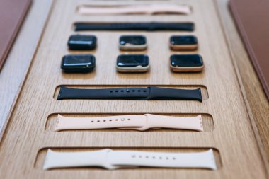 Türkiye, İstanbul, 20 Aralık 2019: Apple Watch 5 Serisi ve resmi Apple Store 'da yakın izleme bantları