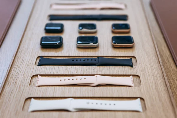 Turkije, Istanbul, 20 december 2019: Apple Watch 5-serie en horlogebanden in de buurt in de officiële Apple Store — Stockfoto