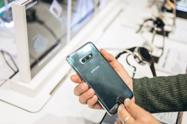 Türkiye, İstanbul, 20 Aralık 2019: Alıcı yeni bir modern Samsung telefonu alıp satın almak istiyor