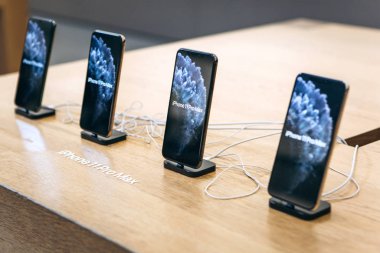 Türkiye, İstanbul, 17 Aralık 2019: Apple Store 'da üst üste en son modern iPhone sayısı en fazla 11.