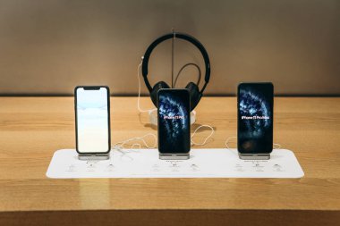 Türkiye, İstanbul, 17 Aralık 2019: Apple Store 'da üst üste en son modern iPhone 11, 11 pro ve 11 pro.